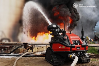 Equipos de emergencia sofocan un incendio en un gasoducto atacado por drones rusos en la región de Dnipropetrovsk, Ucrania, el 13 de mayo de 2026. (Servicio de Emergencias de Ucrania/AP)