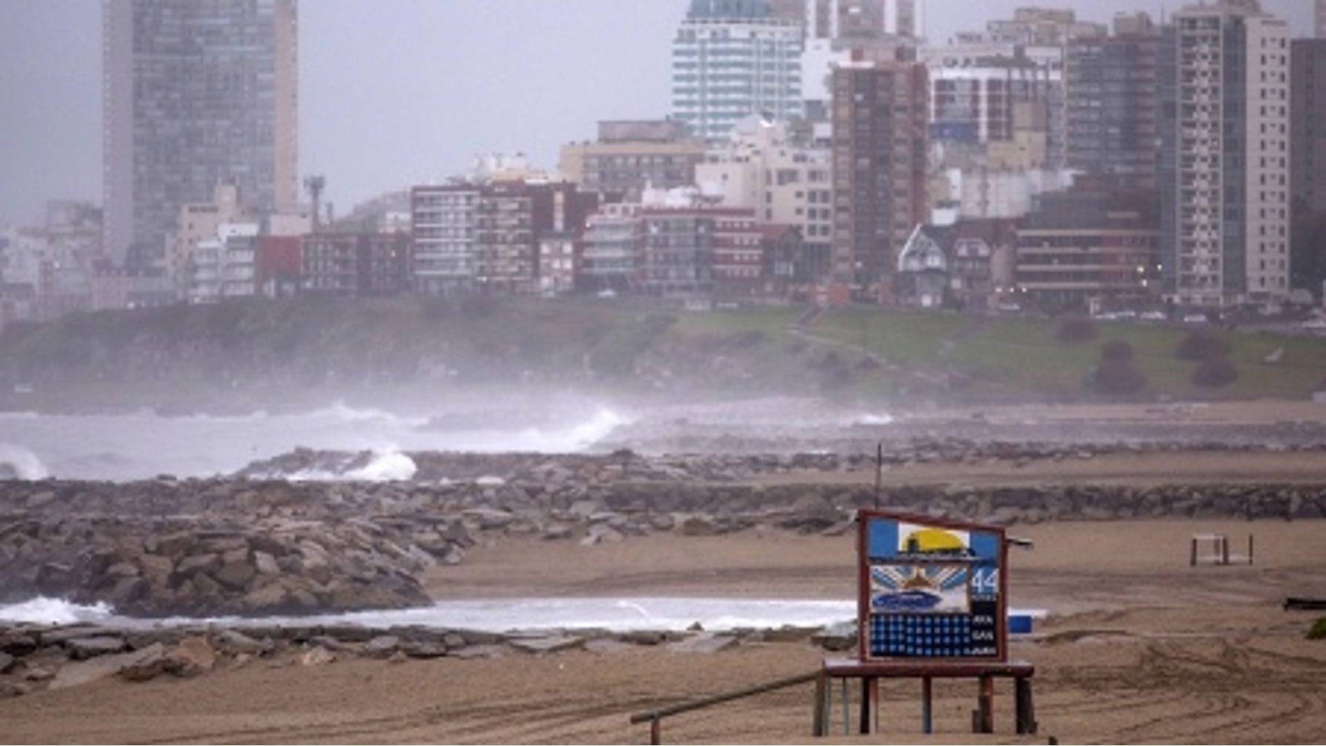 Fuerte frente frío azota a la Argentina con vientos y descenso de temperatura