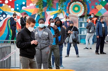 Varias personas esperan su turno