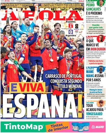 Portada de periódico con foto de futbolistas españoles celebrando la Copa del Mundo; textos en portugués, marcador España 1, Argentina 0