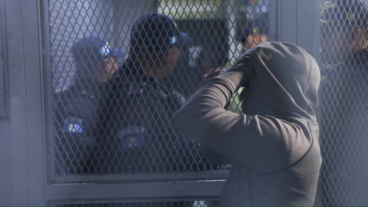 Siete agentes de la PNC acuden a su primera declaración judicial por la presunta colocación de un arma a dos detenidos. (Diario de Centroamérica)