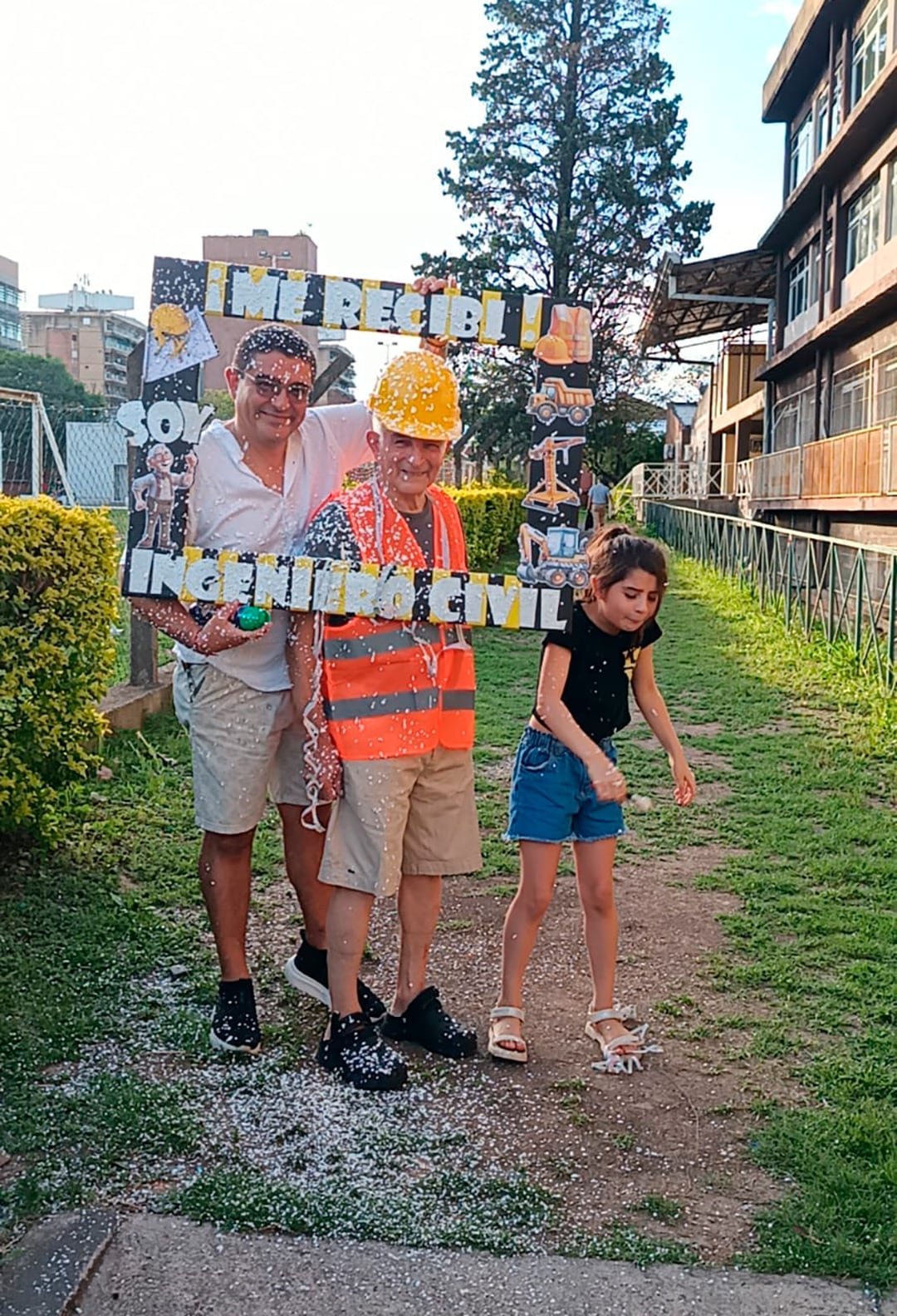 Con uno de sus hijos y una nieta