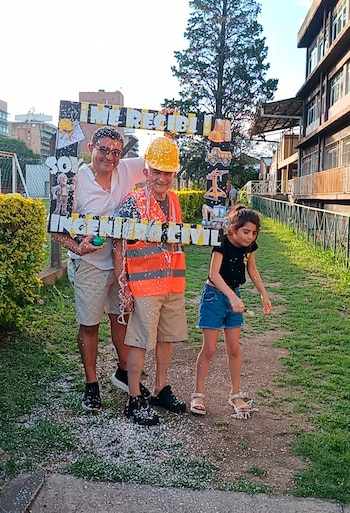 Con uno de sus hijos y una nieta