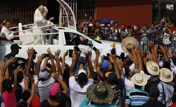 Los feligreses saludan al Papa