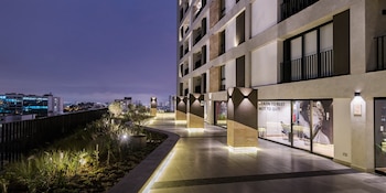 Este seguimiento facilita detectar tendencias del mercado, medir riesgos y analizar el crecimiento de la oferta residencial.