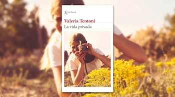 Tapa de libro de Valeria Tentoni titulada La vida privada, con el logo de Seix Barral, una mujer con cámara fotográfica y flores amarillas.