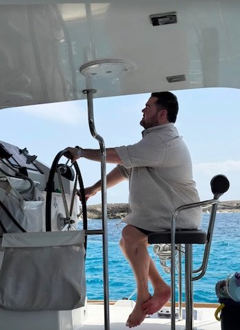 Las historias del viaje mostraron a Darío Barassi al timón de la embarcación y el cierre del día en la bahía de Ibiza