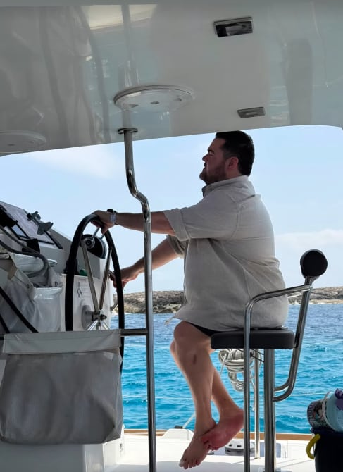 Las historias del viaje mostraron a Darío Barassi al timón de la embarcación y el cierre del día en la bahía de Ibiza