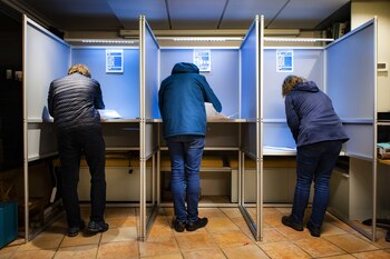 La decisión de adelantar los comicios se produce después de que Geert Wilders, líder del Partido de la Libertad (PVV) y figura destacada de la ultraderecha neerlandesa, retirara a su partido de la coalición gobernante (EFE/EPA/RAMÓN VAN FLYMEN)