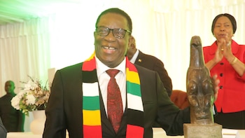La Asamblea Nacional de Zimbabue aprueba extender dos años más el mandato del presidente