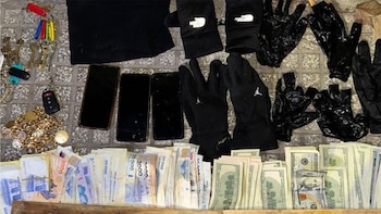 Billetes de dólar y pesos, tres teléfonos, joyas doradas, un manojo de llaves, un control remoto y varios pares de guantes negros