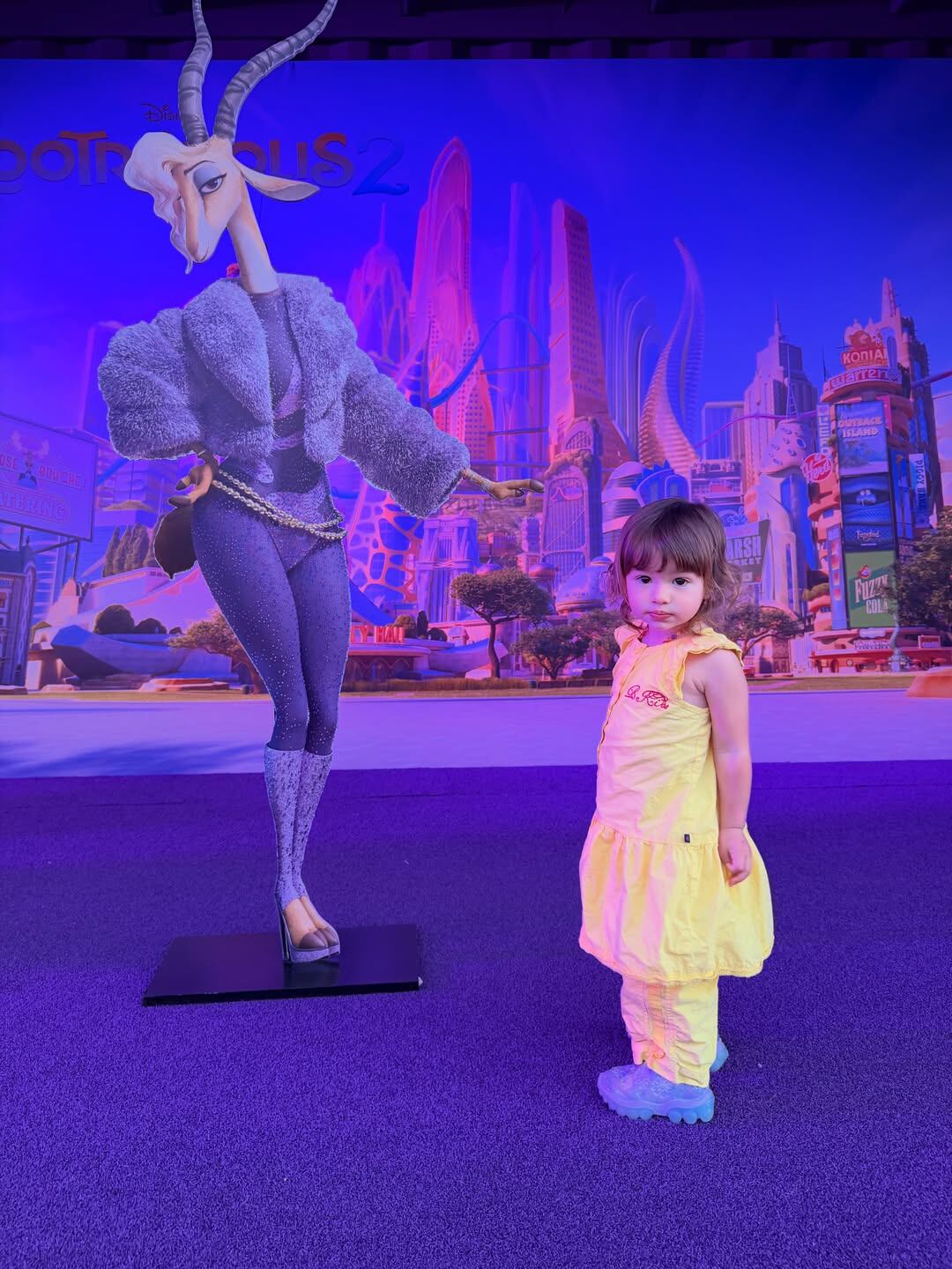 Bee, la hija menor de la paraja, posó junto al personaje que tiene Shakira en Zootopia (Instagram)