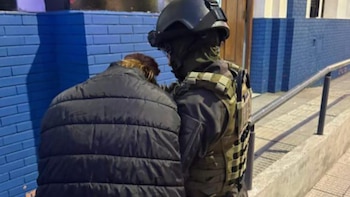 Una madre y su hijo fueron detenidos en Córdoba por vender cocaína desde su casa