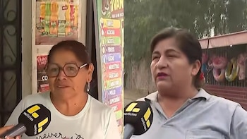 Dos mujeres hablan frente a micrófonos de televisión en una imagen dividida, con carteles comerciales y una reja al fondo