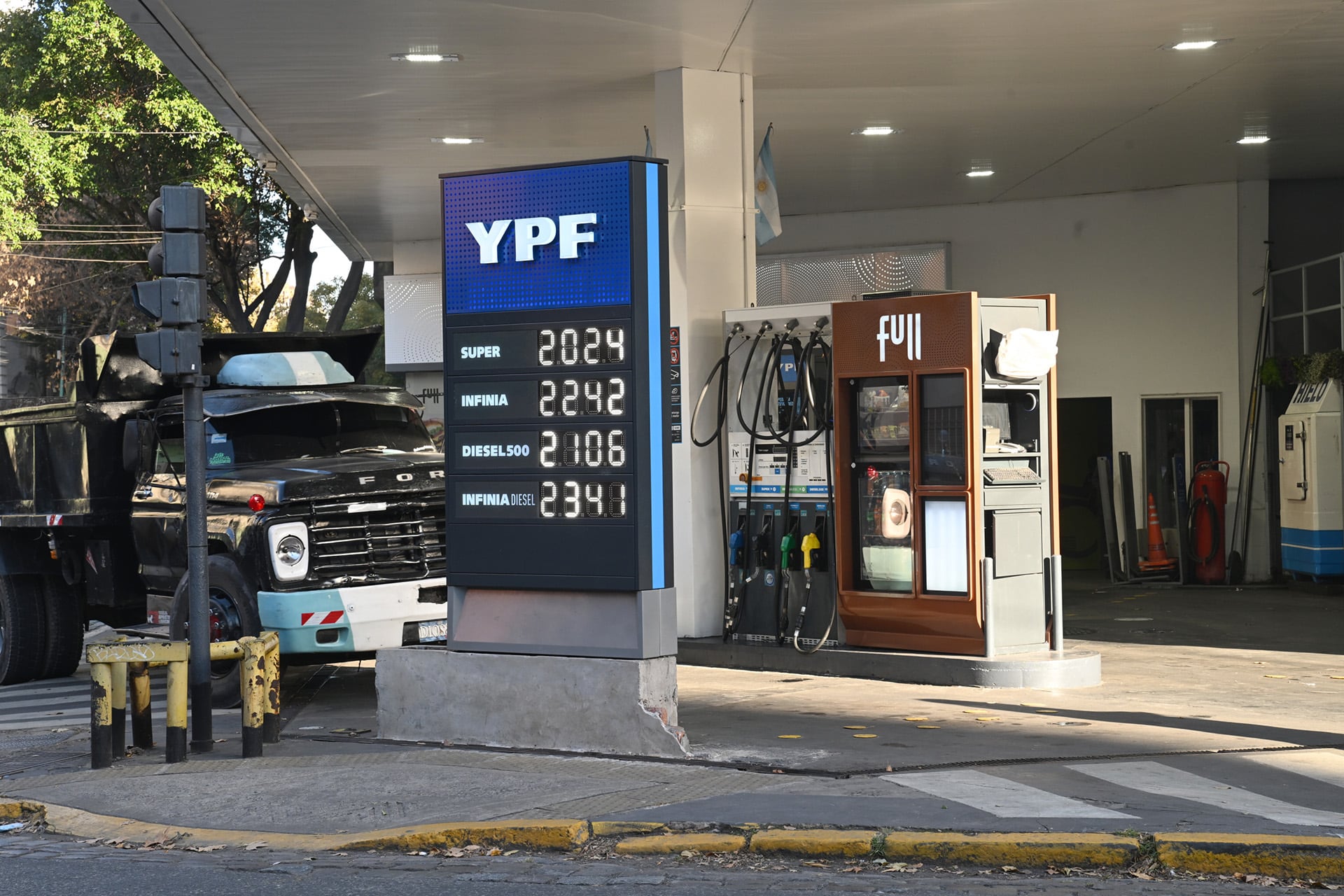 Este jueves, YPF aumentó un 1% el precio del combustible y los mantendrá estable por 45 días.