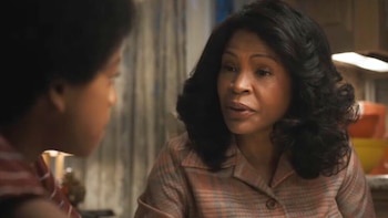 En la película, Long encarna a Katherine Jackson, figura clave en la historia familiar del Rey del Pop (Lionsgate)