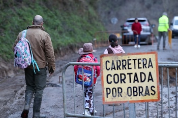 Varios niños atraviesan el tramo