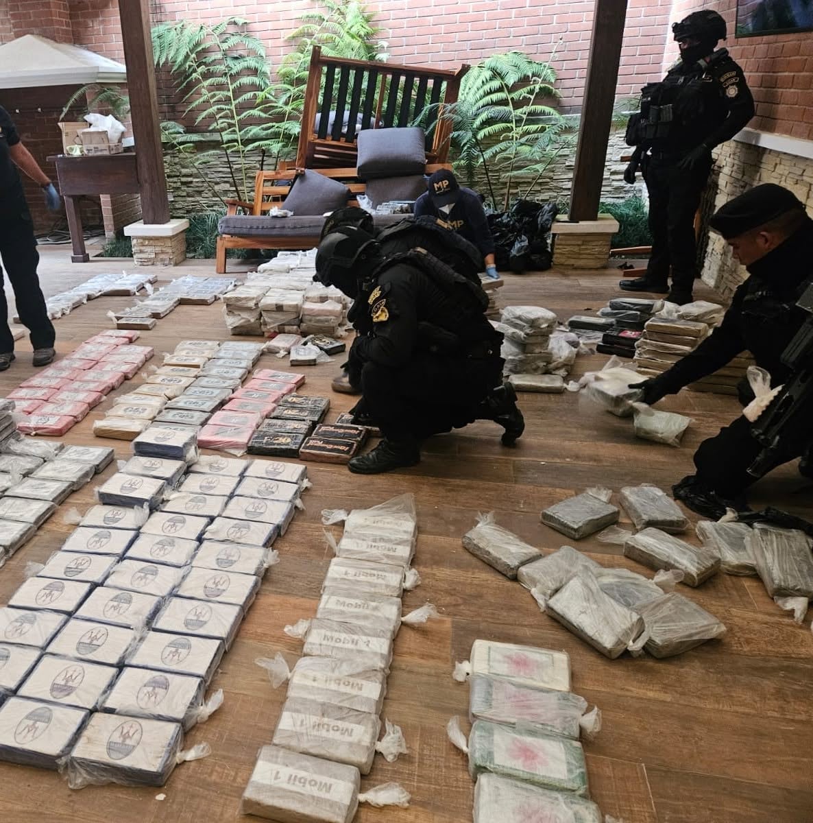 El Ministerio Público realizó siete allanamientos el lunes 21 de septiembre junto con la SGAIA, en propiedades de dos municipios del departamento de Guatemala vinculadas con un supuesto centro de procesamiento (Foto cortesía PNC)