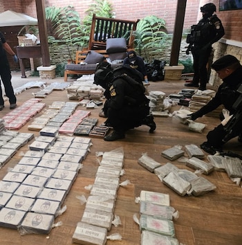 El Ministerio Público realizó siete allanamientos el lunes 21 de septiembre junto con la SGAIA, en propiedades de dos municipios del departamento de Guatemala vinculadas con un supuesto centro de procesamiento (Foto cortesía PNC)