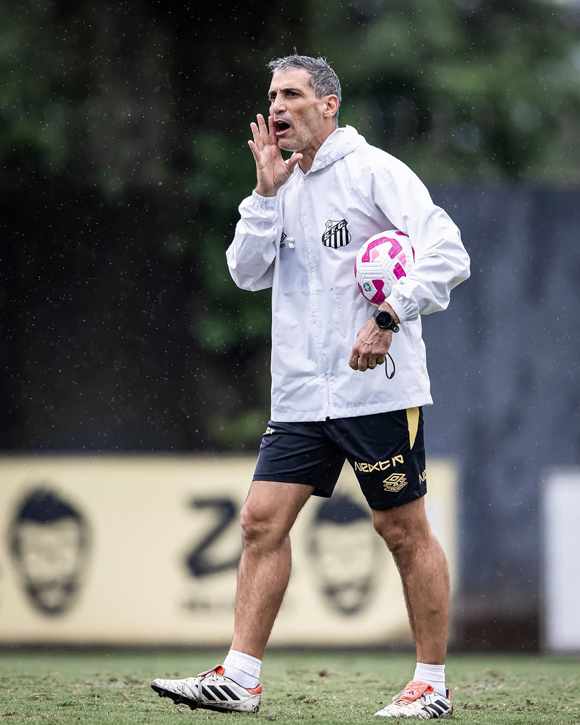 El argentino Juan Pablo Vojvoda asumió el mando en Santos a fines de agosto pasado