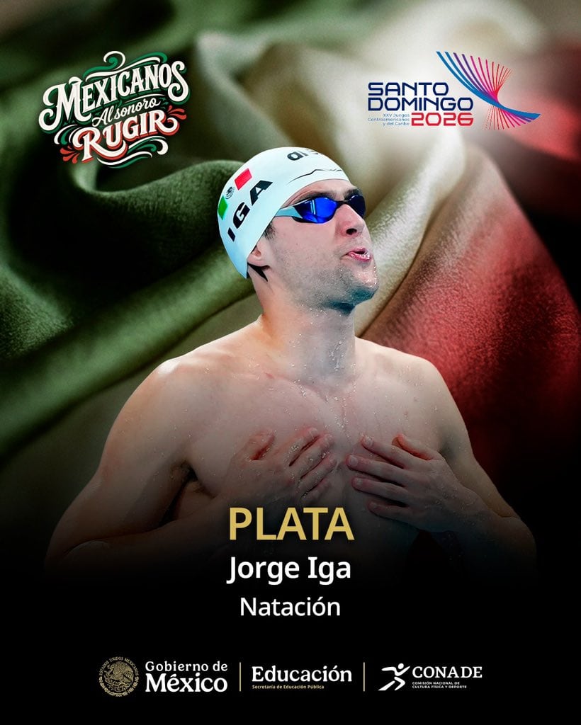 El nadador Jorge Iga de México recibe su medalla de plata en los Juegos Centroamericanos y del Caribe Santo Domingo 2026 con su gorra y gafas de natación. (X / CONADE )