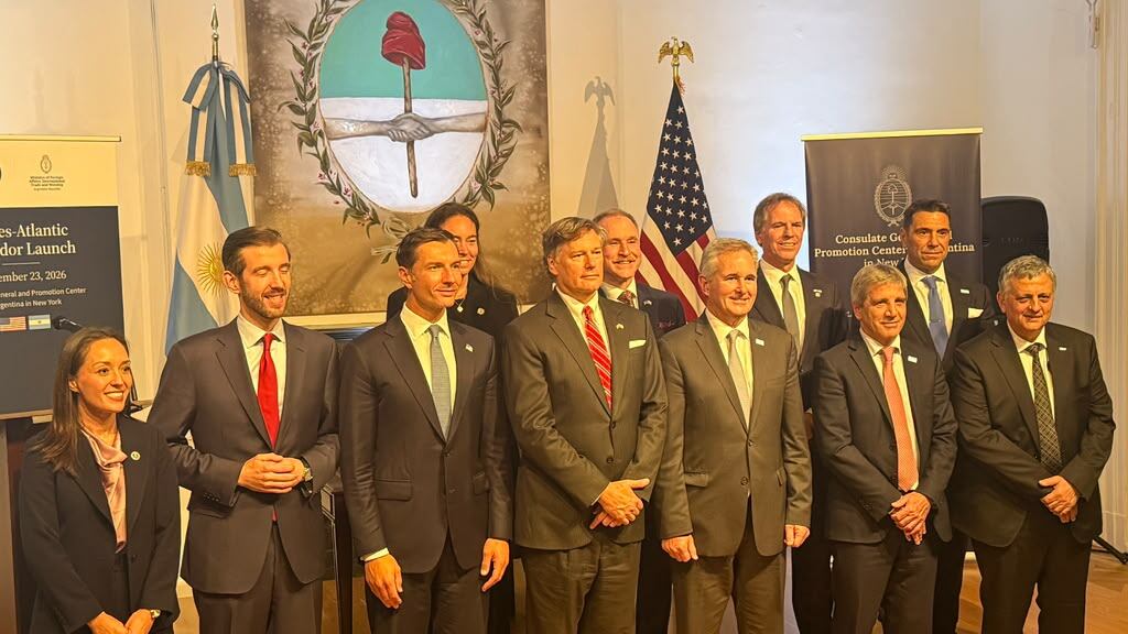 Chris Landau, Pablo Quirno, Luis Caputo, Horacio Marín, Juan Pablo Segura, Peter Lamelas y Alec Oxenford, en la ceremonia del acuerdo histórico entre Argentina y Estados Unidos
