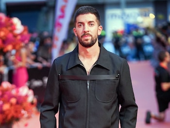 El presentador David Broncano en la alfombra naranja previa a la gala de clausura del FesTVal de Vitoria. (Iñaki Berasaluce / Europa Press)