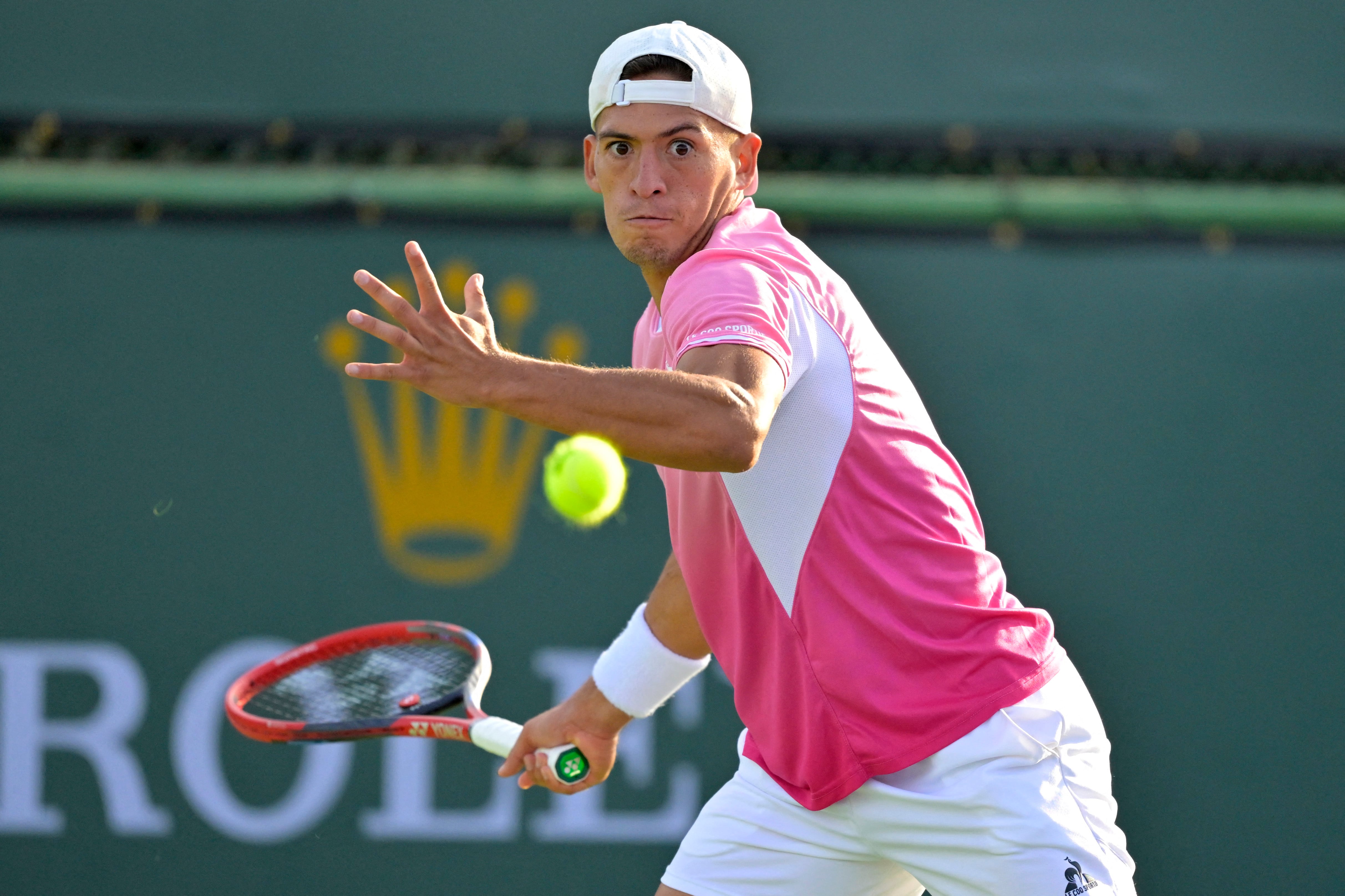 La vista fija en la pelota. Sebastián Báez en la edición 2025 de Indian Wells (Fuente: Reuters)