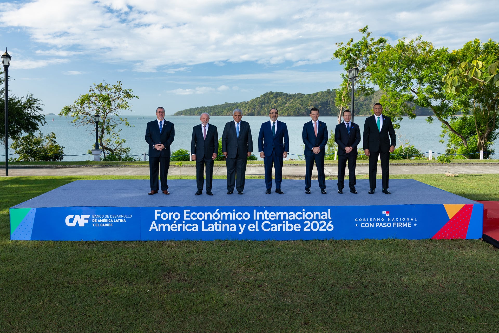 Los presidentes y jefes de Gobierno de América Latina y el Caribe posan en la foto oficial del Foro Económico Internacional 2026, en la Ciudad de Panamá. José Antonio Kast, presidente electo de Chile, no figura ya que aún no asumió su mandato