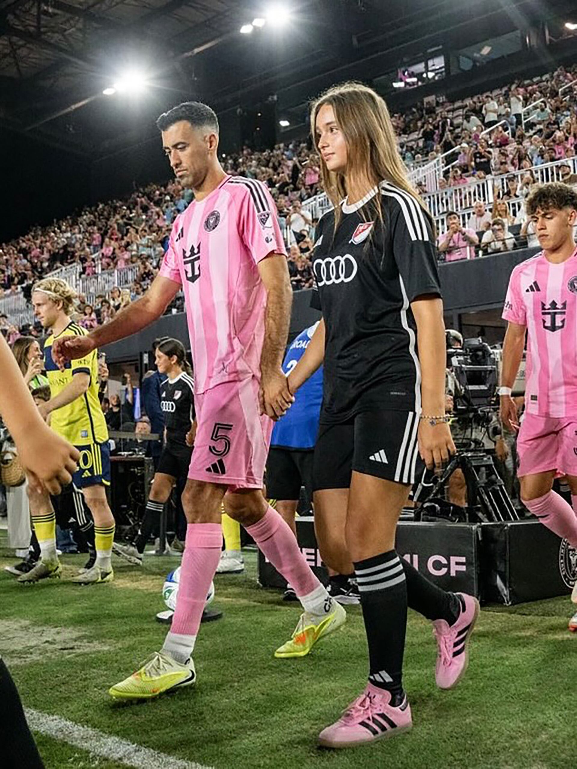 Arabella Rose sale al campo de juego de la mano de Sergio Busquets (Instagram @ivankatrump)