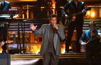 l cantante Charley Pride interpreta "Kiss an Angel Good Morning" durante la 50ª entrega de los premios anuales de la Asociación de Música Country en Nashville, Tennessee, EE.UU., 2 de noviembre de 2016. REUTERS/Harrison McClary/Foto de archivo