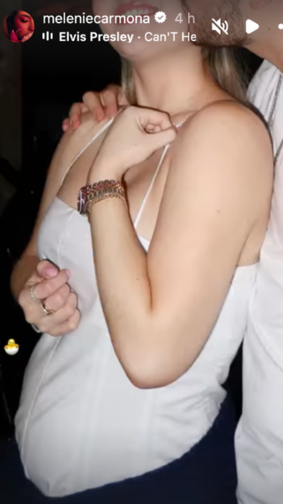 Melenie publicó otra fotografía en la sección de instantáneas de Instagram. En ella aparece junto a su pareja, quien le da un beso en la mejilla. (Instagram: Melenie Carmona)