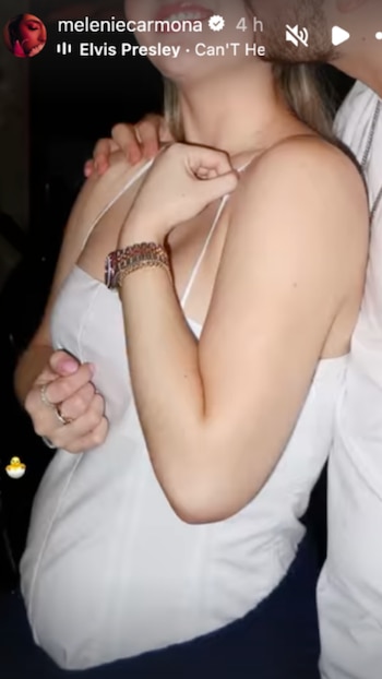 Captura de pantalla de una historia en redes sociales con una mujer vestida de blanco junto a un hombre