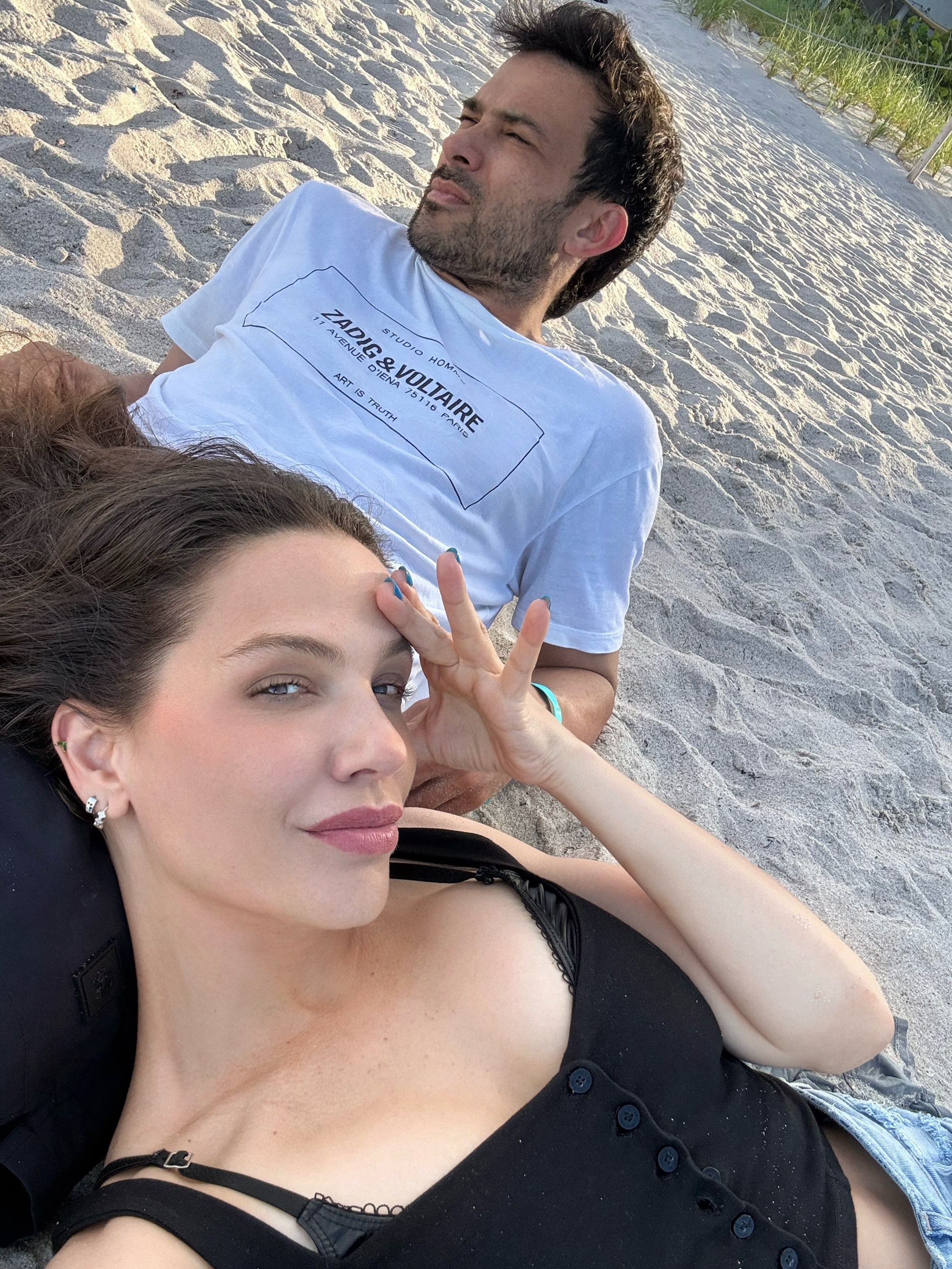 La pareja aprovechó para disfrutar el buen clima y realizó una breve parada en las playas de la zona