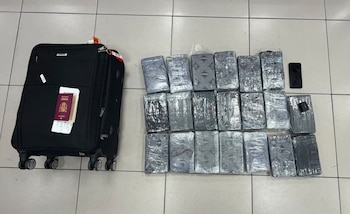 La operación fue ejecutada por la Policía Nacional, ejecutó un operativo antinarcóticos en el Aeropuerto Internacional José Joaquín de Olmedo, donde luego de una inspección canina alertó sobre una maleta perteneciente a un ciudadano que pretendía viajar en un vuelo que tenía como destino final Madrid.