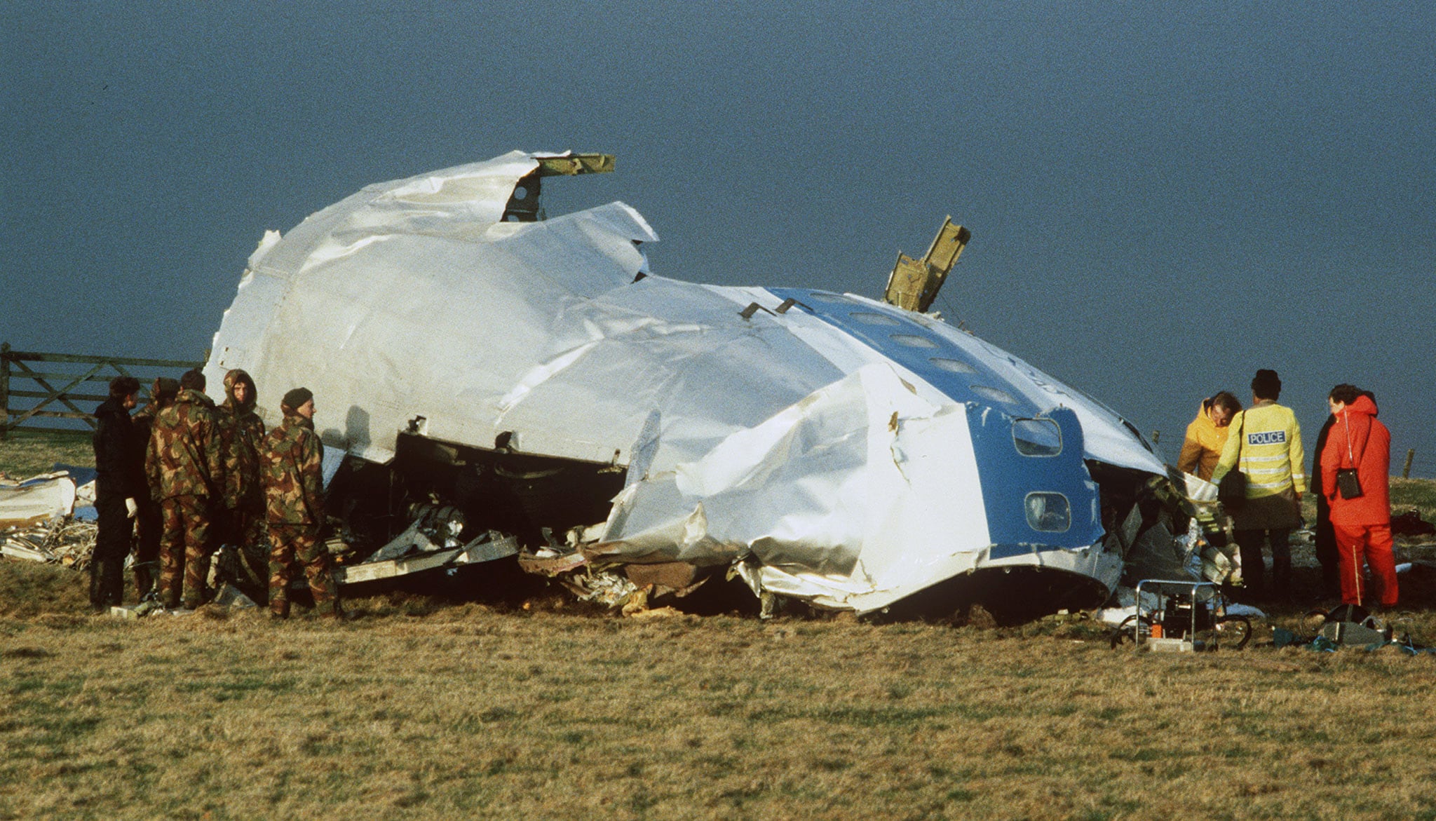 La caída del vuelo 103 de Pan Am sobre Lockerbie interrumpió la noche del 21 de diciembre de 1988 con fuego, escombros y destrucción (REUTERS/Greg Bos)