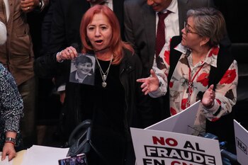 Piedra Ibarra muestra una foto