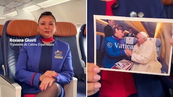 Una mujer con uniforme de aerolínea sentada en un avión y unas manos que sostienen una fotografía de una mujer junto al papa Francisco