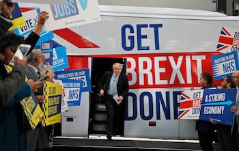 El entonces primer ministro británico, Boris Johnson, se dirige a sus seguidores antes de subir a un autobús de campaña electoral en Manchester, en noviembre de 2019, antes de liderar la salida formal del Reino Unido de la Unión Europea (AP Foto/Frank Augstein, Pool, archivo)