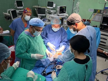 El programa inició en el Hospital San Jorge, donde ya realizaron cirugías a pacientes remitidos desde centros públicos de salud. (Foto: Cortesía)