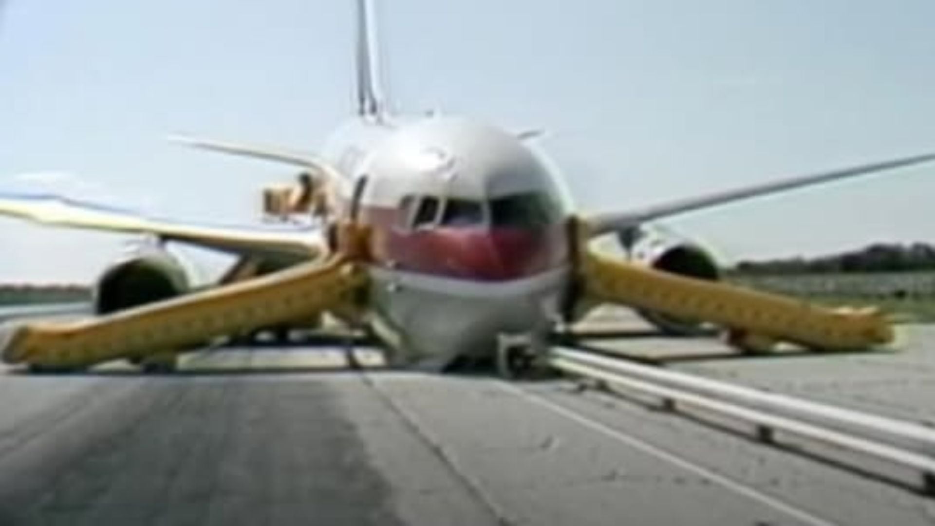 La confusión entre litros, libras y kilogramos durante el repostaje dejó al Boeing 767 con menos de la mitad del combustible necesario (foto: Facebook/Captura)