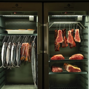 Carnes y pescados maduran en las vitrinas de La Oficina (Instagram / @laoficinabrasas)