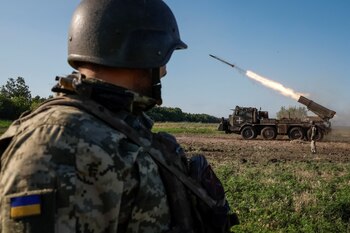 Miembros del servicio ucraniano de la 110ª Brigada Mecanizada Separada Coronel General Marko Bezruchko disparan un sistema de lanzamiento múltiple de cohetes RM-70 Vampire hacia las tropas rusas (REUTERS/Alina Smutko)