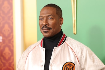 El conflicto entre David Spade y Eddie Murphy se originó por una broma en Saturday Night Live (REUTERS)