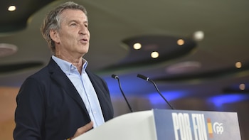 El PP dice que el beso de Sánchez con Begoña Gómez copia la campaña de Cristina Kirchner: "Es más falso que Judas"