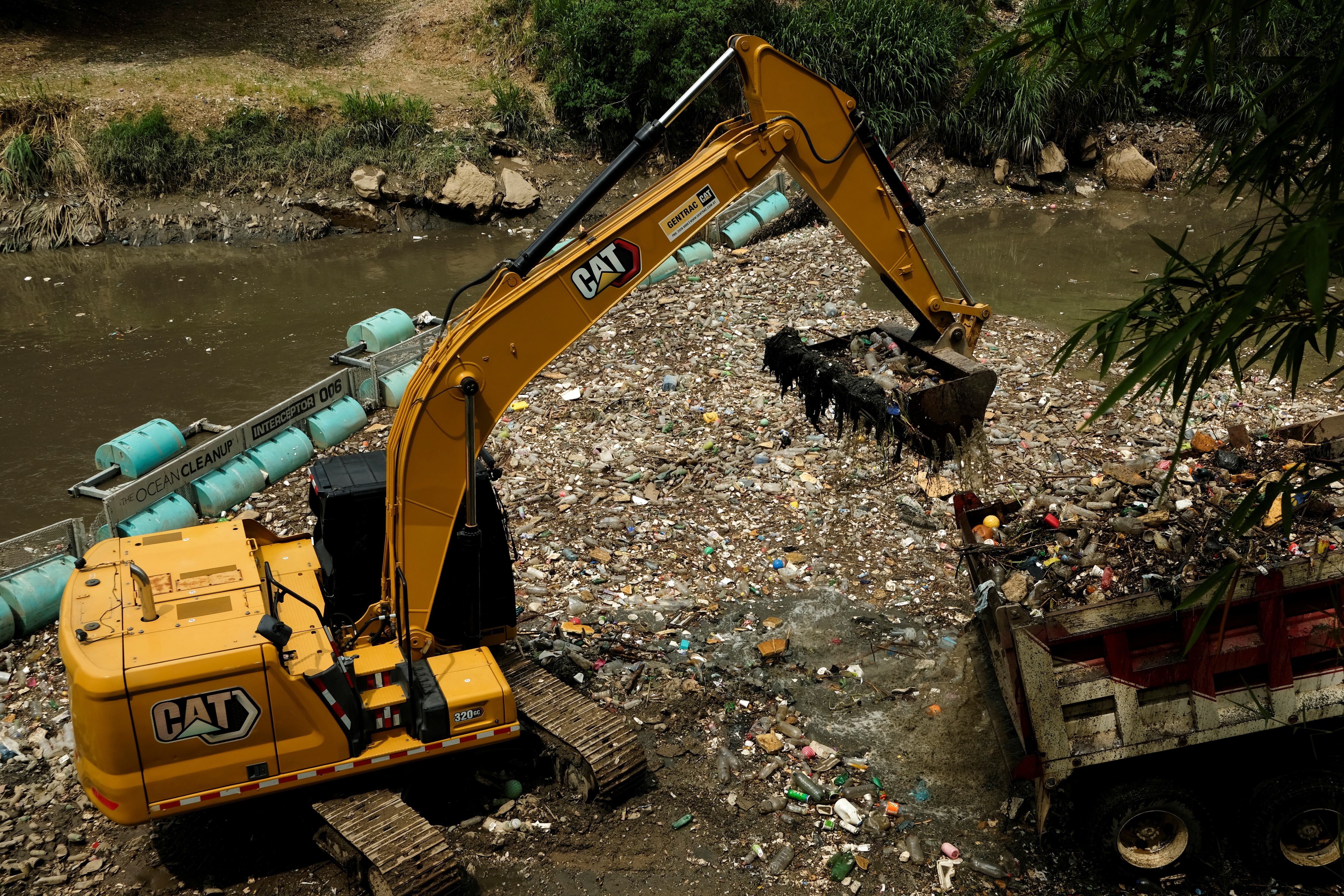 Los investigadores comprobaron que solo las enzimas con el motivo M5 alcanzaron niveles medibles de degradación del plástico PET en laboratorio (REUTERS/Josue Decavele)