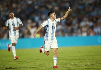 Thiago Almada celebrando el gol