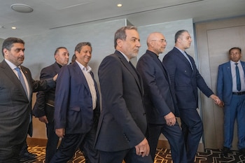 El canciller iraní, Seyyed Abbas Araghchi (tercero por la derecha), y el presidente del Parlamento, Mohammad Bagher Ghalibaf (segundo por la derecha), junto a la delegación de Irán en la Cumbre del Lago de Lucerna, en el complejo de Bürgenstock. (Urs Flueeler, Pool Foto via AP)