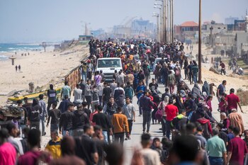 Palestinos desplazados tratan de regresar del centro de la Franja de Gaza al norte del territorio (AP Foto/Abdel Kareem Hana)