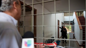 Chamorro afuera del edificio donde